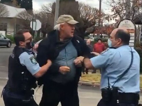 Video has captured police arresting two shop owners in the Southern Highlands who were refusing to wear masks for “hygiene reasons”. Source: Instagram