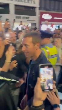 Chris Martin delights Coldplay fans with street performance