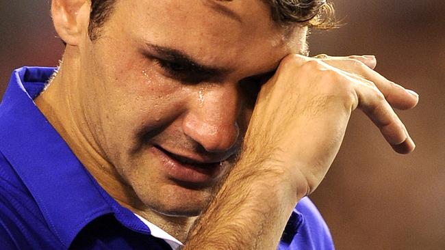 Roger Federer cries during the 2009 Open presentation ceremony.