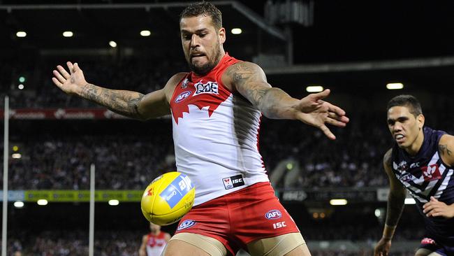 SPORT - AFL Round 4, Fremantle Dockers v Sydney Swans, Domain Stadium, Perth. Photo by Daniel Wilkins. PICTURED- Sydney's Lance Franklin kicks the ball into attack from the sideline