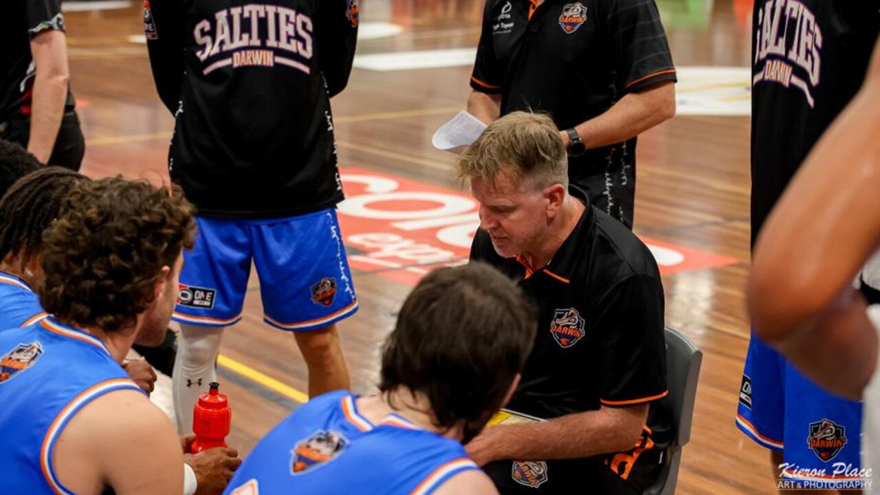 Darwin Salties men’s coach Matt Flinn talking to his players.