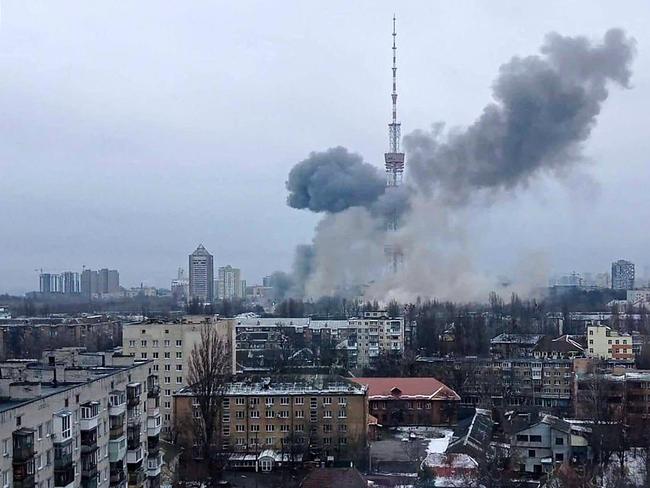 TOPSHOT - This handout picture released on the Facebook page of the Ukrainian Interior ministry  on March 1, 2022 show the smoke after a missile attack targeting the Ukrainian capitalâs television centre in Kyiv. (Photo by UKRAINIAN INTERIOR MINISTRY PRESS SERVICES / AFP) / RESTRICTED TO EDITORIAL USE - MANDATORY CREDIT "AFP PHOTO / Facebook account of the Ukrainian Interior Ministry" - NO MARKETING - NO ADVERTISING CAMPAIGNS - DISTRIBUTED AS A SERVICE TO CLIENTS