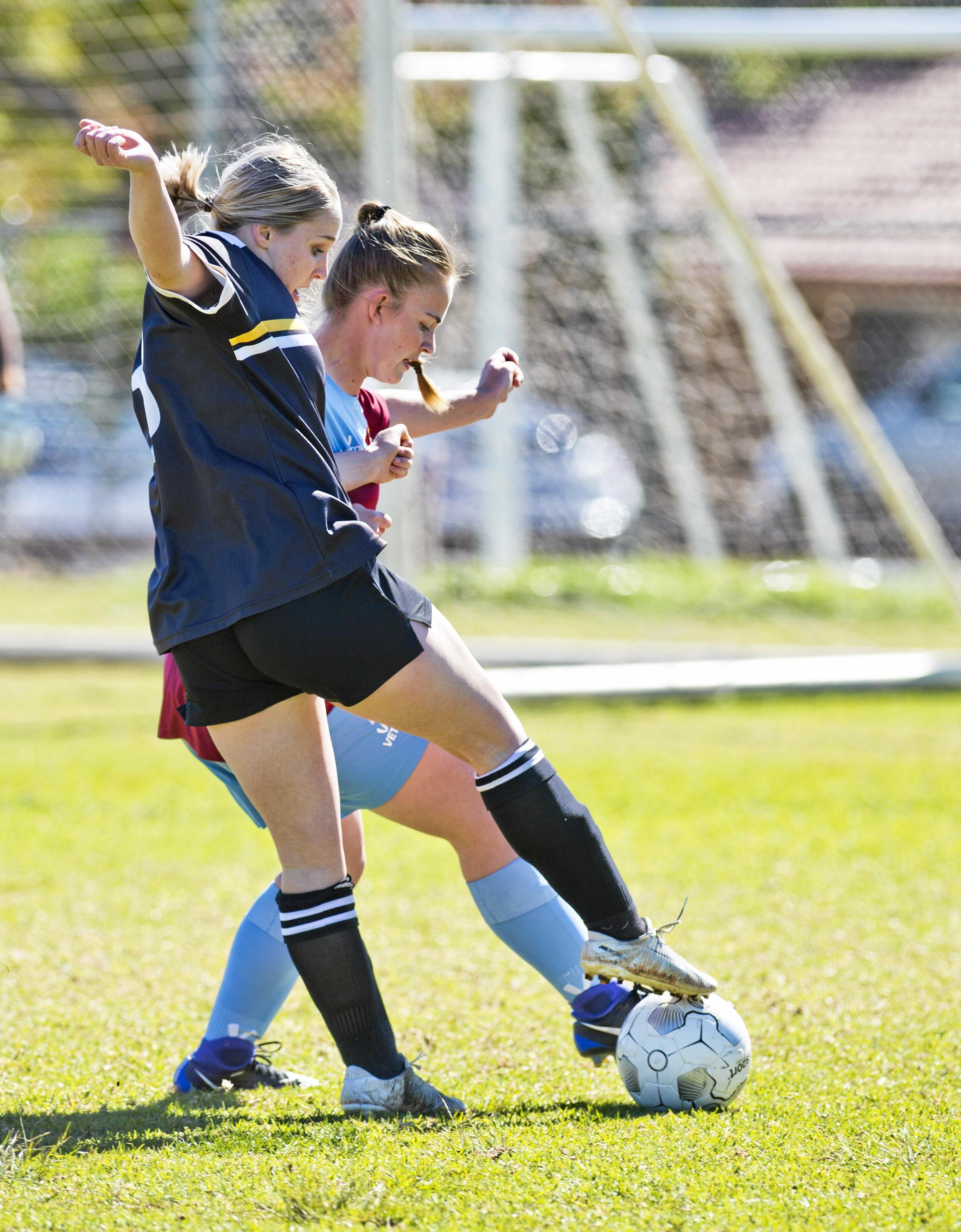 Sarah Moore, West Wanderers and Bonnie Evans, St Albans. Womens West Wanderers vs St Albans. Sunday, 20th May, 2018. Picture: Nev Madsen