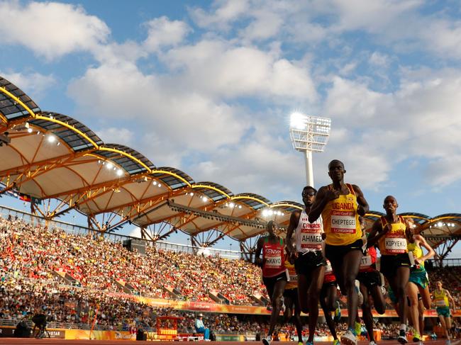 TOPSHOT - Uganda’s Joshua Kiprui Cheptegei competes in the athletic's men's 5000m final during the 2018 Gold Coast Commonwealth Games at the Carrara Stadium on the Gold Coast on April 8, 2018. / AFP PHOTO / Adrian DENNIS