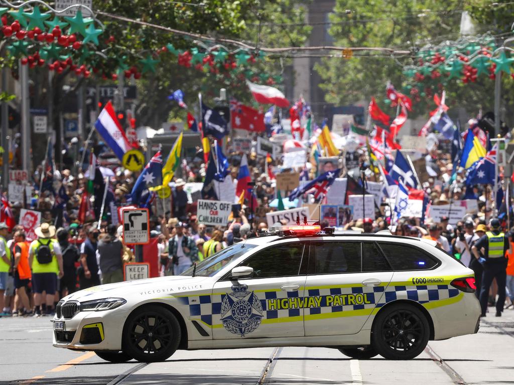 Ant-government and anti-vaccination protesters march through Melbourne’s CBD. Picture : NCA NewsWire / Ian Currie