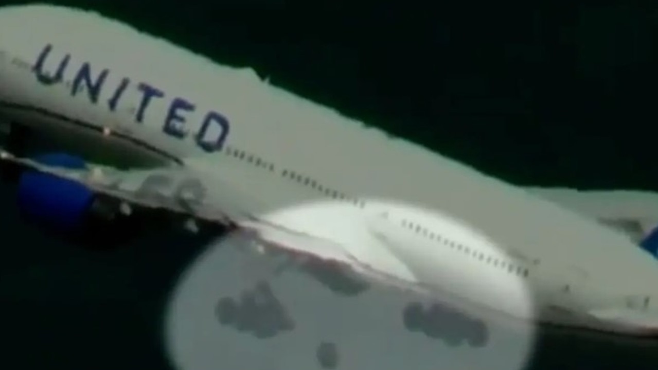 Samolot United Airlines skręca po tym, jak podczas startu pękła opona