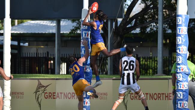 Wanderers' Lloyd Johnston against Palmerston Magpies. Picture: Tymunna Clements / AFLNT Media