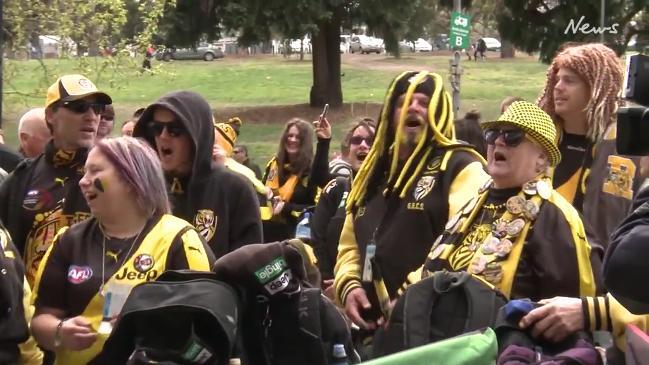 Footy fans fill Melbourne streets