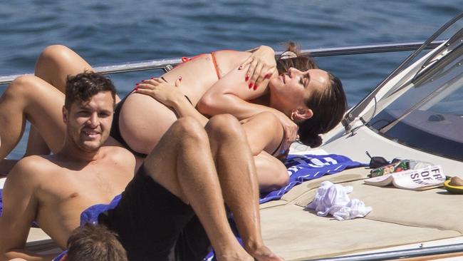 Selena gets up close and personal with a female pal. Picture: MEDIA-MODE.COM