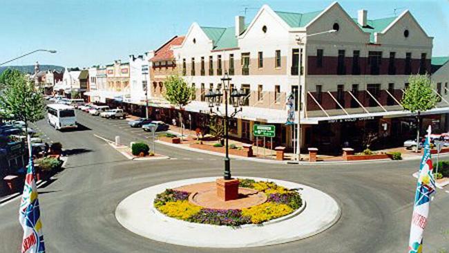 Roundabout on main street in town of Inverell, NSW.