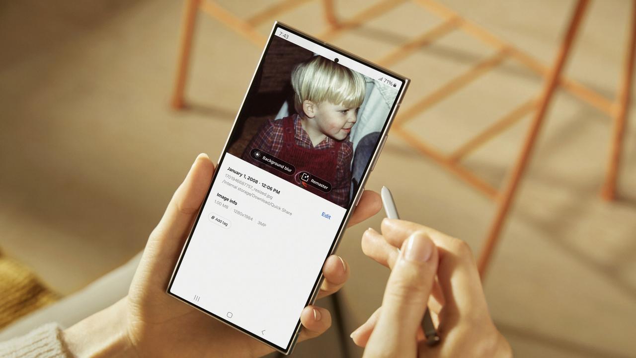 Samsung’s new phones can use AI to edit photos, filling gaps and removing unwanted items.