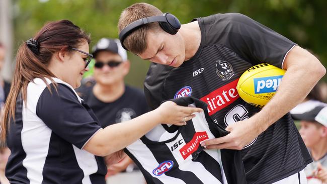 Players could be discouraged from signing autographs under plans being considered by the AFL.