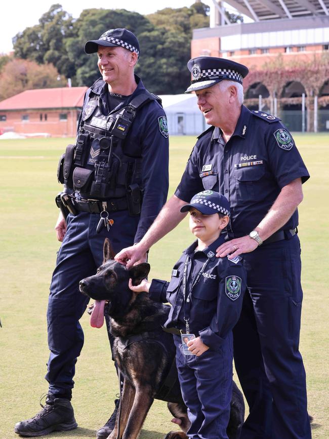 Sam Scully with Police officer Sergeant Simon Rosenhahn, Police dog Bomber and the Police Commissioner at Adelaide Oval. Picture: Russell Millard