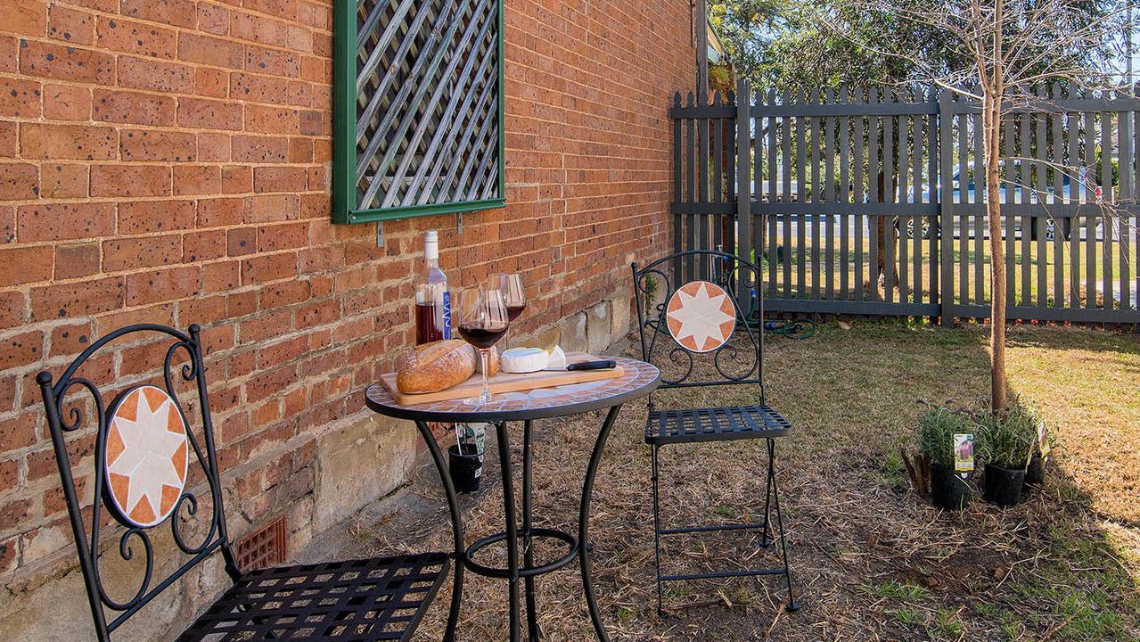 Newly renovated, the cottage has a fully equipped kitchen and separate lounge with all the extras including DVDs, books and games. The large deck is enjoyed by families in between exploring the Mudgee region.