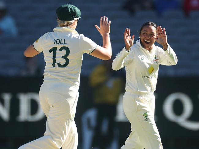 MELBOURNE, AUSTRALIA - JANUARY 30: Alana King of Australia celebrates after taking a catch off her own delivery to dismiss Sophia Dunkley of England during day one of the Women's Ashes Test Match between Australia and England at Melbourne Cricket Ground on January 30, 2025 in Melbourne, Australia. (Photo by Daniel Pockett/Getty Images)