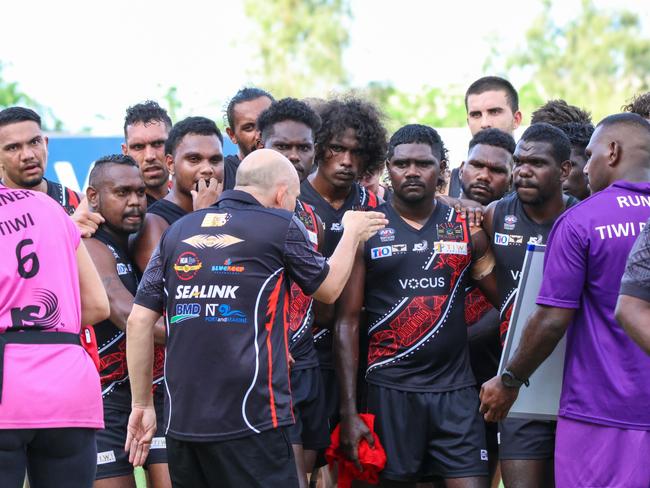 Brenton Toy instructs his Tiwi Bombers against Darwin Buffaloes. Picture: Celina Whan/AFLNT Media.