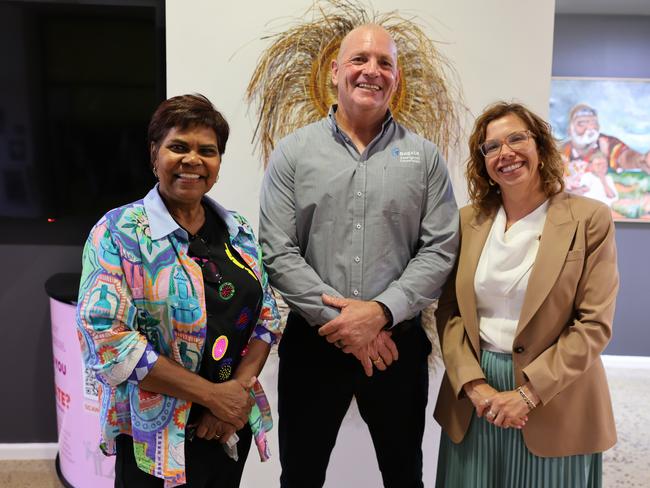 KATHERINE, NT, Jan 21, 2025: Lingiari MP Marion Scrymgour, Bagala Aboriginal Corporation CEO Steve Smith, and Social Services Minister Amanda Rishworth. The federal government will fund three new community-led Menâs Wellness Centres in the Top End to provide support for Indigenous men and boys to recognise signs of healthy and unhealthy relationships. Picture: Supplied.