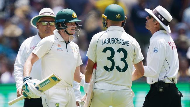 Steve Smith and umpire Nigel Llong have a very public difference of opinion at the MCG.