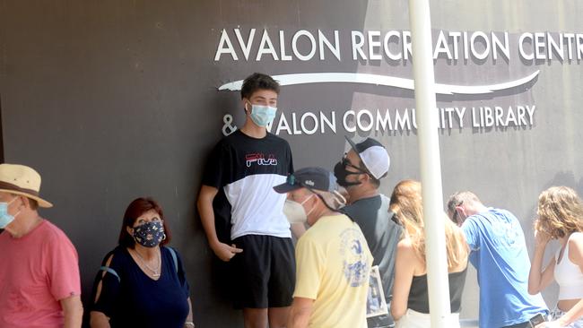 Northern Beaches local residents line up the Avalon Recreation Centre for COVID-19 testing. Picture: NCA NewsWire / Jeremy Piper