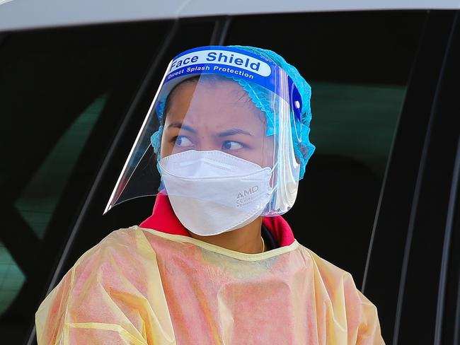 SYDNEY, AUSTRALIA - NewsWire Photos, JANUARY 03 2022: Health professionals are seen working at the Leumeah drive thru Covid-19 testing site in Sydney as Omicron continues to spread and testing lines are hours long. Picture: NCA NewsWire / Gaye Gerard