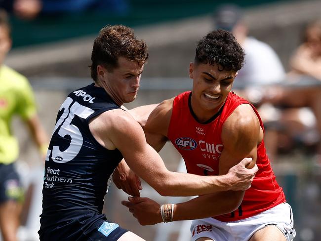 MELBOURNE, AUSTRALIA - FEBRUARY 22: Jaxon Binns of the Blues Hugo Garcia of the Saints compete for the ball during the 2025 AFL match simulation between the Carlton Blues and St Kilda Saints at Ikon Park on February 22, 2025 in Melbourne, Australia. (Photo by Michael Willson/AFL Photos via Getty Images)