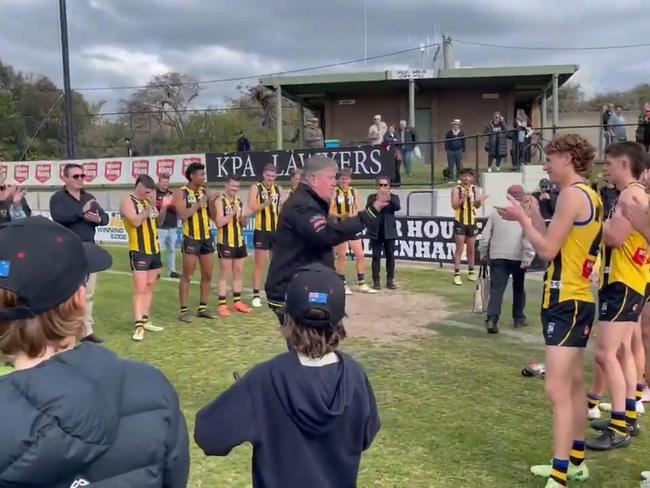 VFL club form guard of honour for team manager after 35 years of service