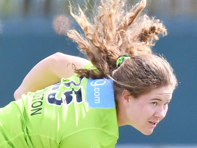 Hannah Darlington of the Thunder during the Women's Big Bash League (WBBL) match between the Adelaide Strikers and Sydney Thunder at Blundstone Arena in Hobart, Sunday, November 24, 2019. (AAP Image/David Mariuz) NO ARCHIVING, EDITORIAL USE ONLY, IMAGES TO BE USED FOR NEWS REPORTING PURPOSES ONLY, NO COMMERCIAL USE WHATSOEVER, NO USE IN BOOKS WITHOUT PRIOR WRITTEN CONSENT FROM AAP