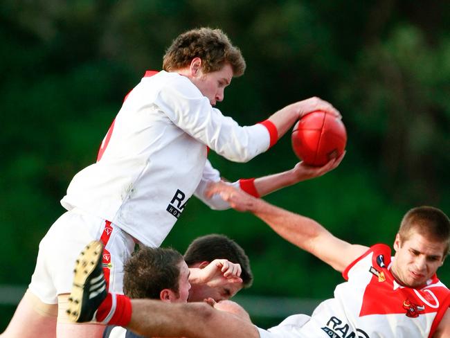 Karingal's Luke Forsyth takes a big pack mark against Edi-Asp in 2009.