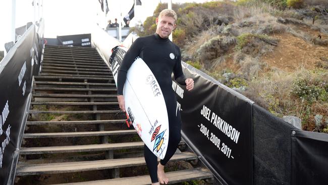 Mick Fanning lasts another round at Bells Beach.