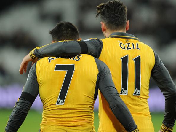 STRATFORD, ENGLAND - DECEMBER 03: (L-R) Alexis Sanchez and Mesut Ozil of Arsenal during the Premier League match between West Ham United and Arsenal at London Stadium on December 3, 2016 in Stratford, England. (Photo by Stuart MacFarlane/Arsenal FC via Getty Images)