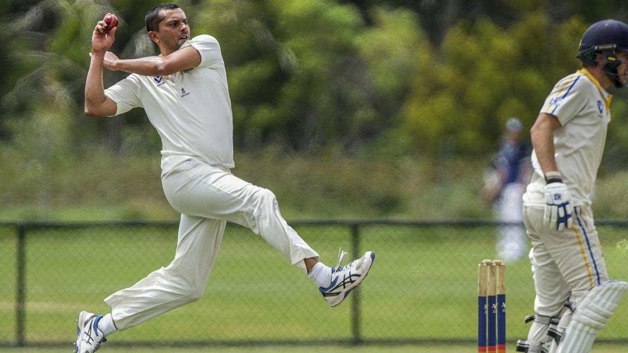 VSDCA - Endeavour Hills fast bowler Chris Pereira launches into his delivery stride. Picture: Valeriu Campan