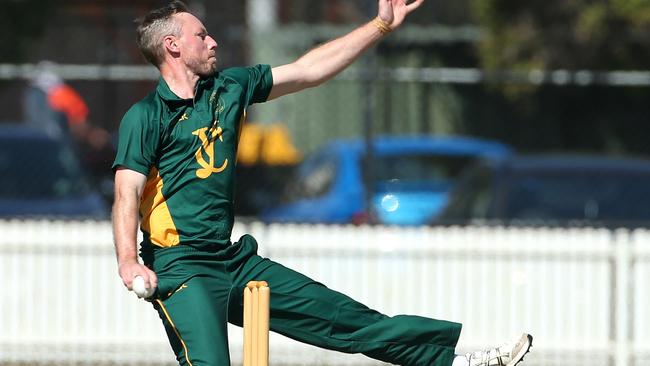 VTCA Cricket: Aberfeldie v Yarraville Club: Ashley Sweet of Yarraville Club bowling Saturday, March 12, 2022, in Aberfeldie, Victoria, Australia. Picture: Hamish Blair