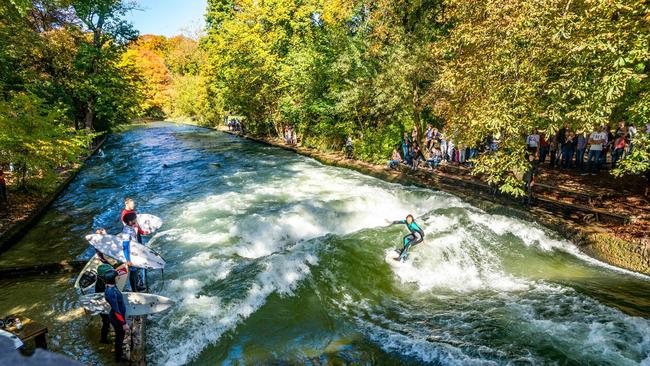 Eisbachwelle surfers.