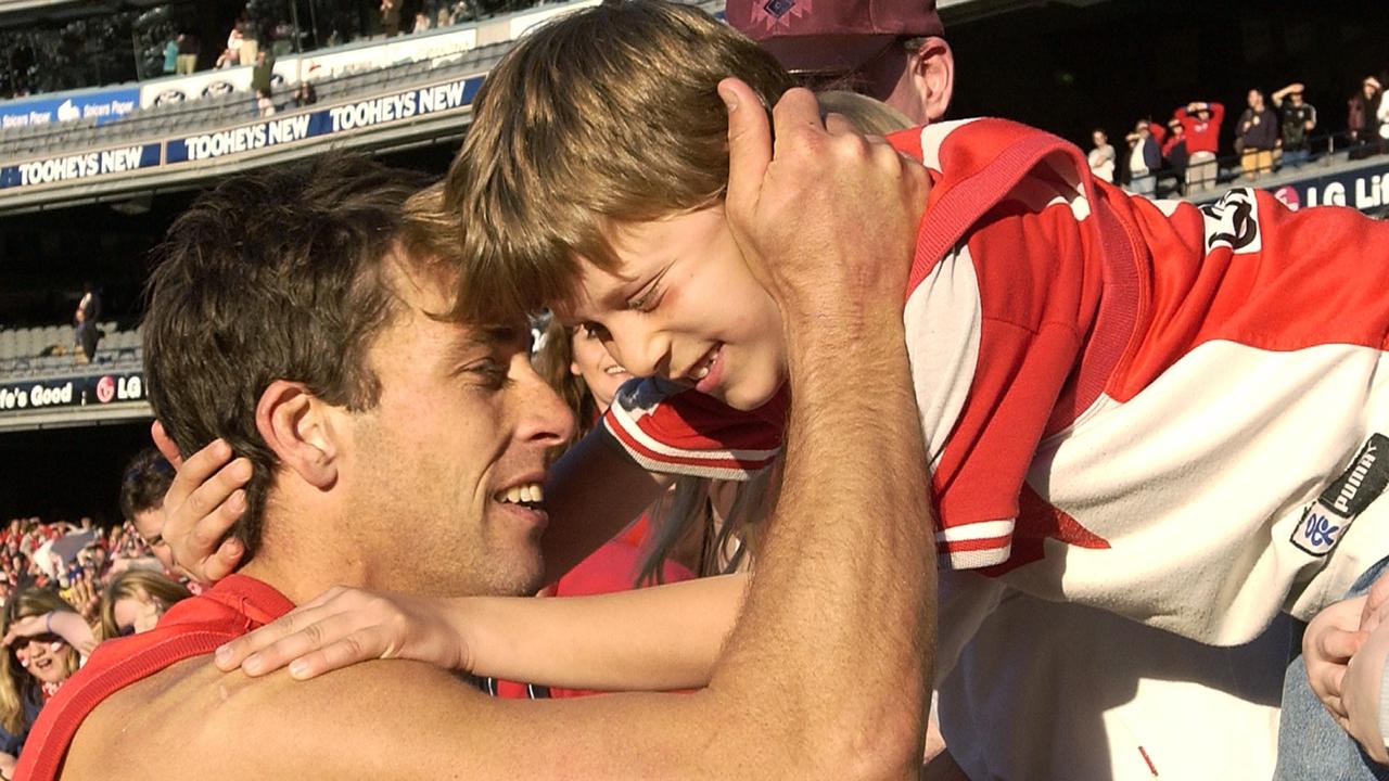Andrew Dunkley farewells his son and the crowd after playing his last game for the Swans in Melbourne in 2002. (Photo by Robert Cianflone/Getty Images)