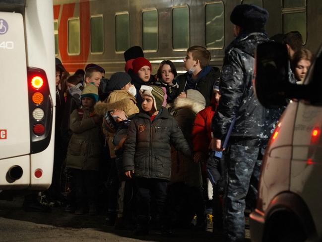 People evacuated from the self-proclaimed Donetsk People's Republic get on a train to be evacuated deep into Russia in the town of Taganrog, on February 20, 2022. - A Russian region bording Ukraine declared a state of emergency on February 19, 2022, citing growing numbers of people arriving from separatist-held regions in Ukraine after they received evacuation orders. (Photo by Andrey BORODULIN / AFP)