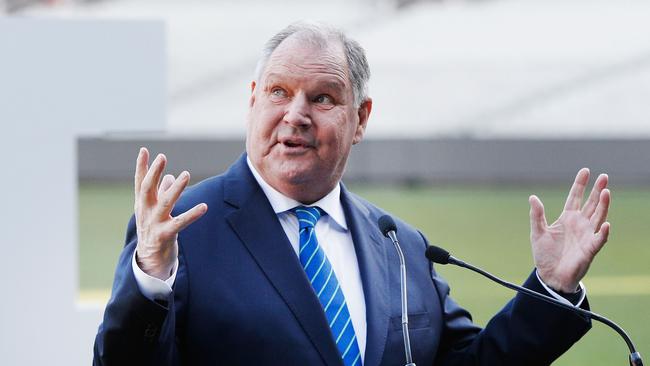 A woman who claims she was sexually harassed by Melbourne lord mayor Robert Doyle has fronted a council meeting and demanded to view the final report. 