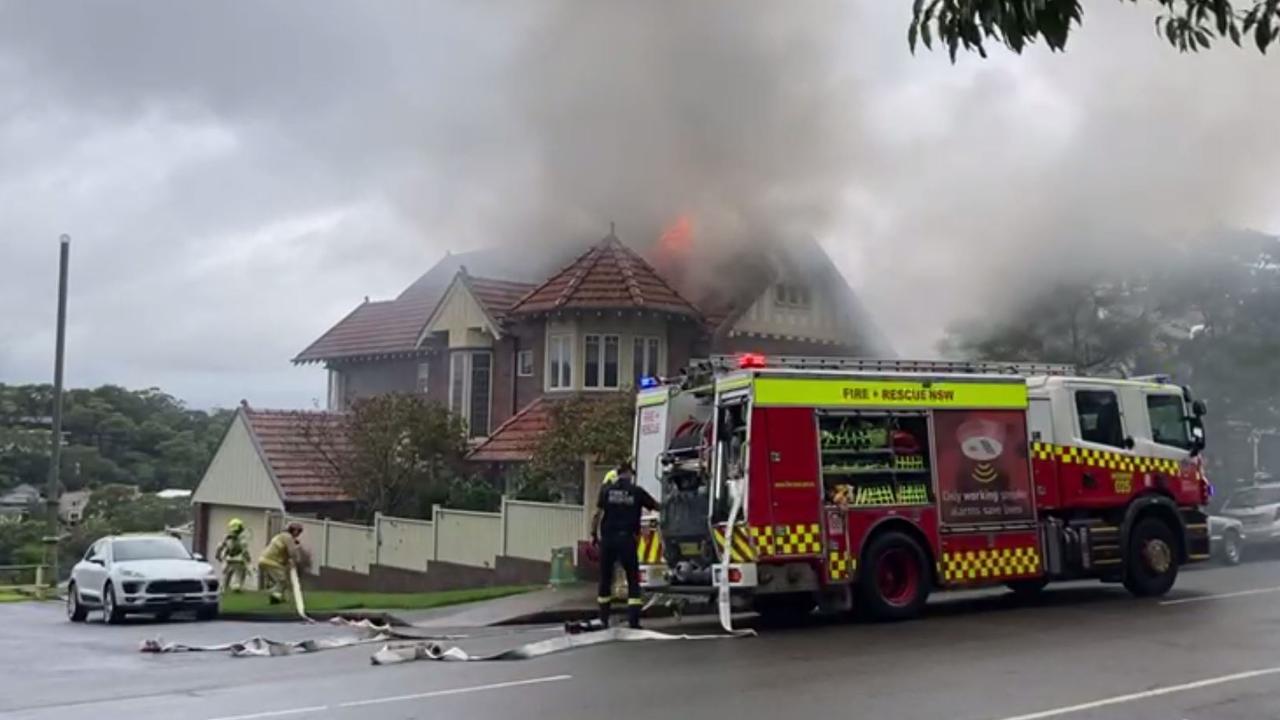 Firefighters rush to extinguish blaze at Raglan St, Mosman | Daily ...