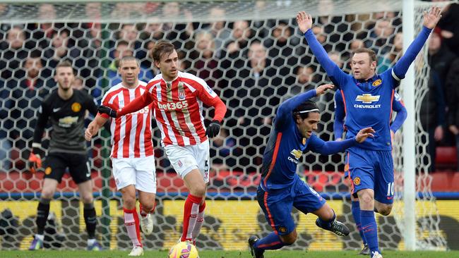 Manchester United's English striker Wayne Rooney (R) appeals to the referee for a foul.