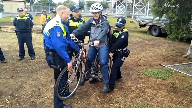 Police remove protesters at Moreland station