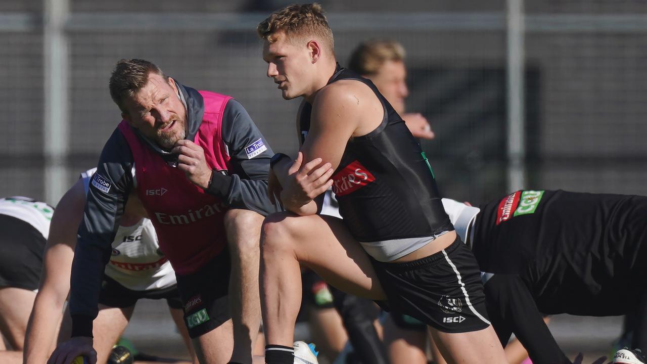 Magpies head coach Nathan Buckley speaks to Adam Treloar of the Magpies during a Collingwood Magpies AFL training session at Olympic Park, in Melbourne, Tuesday, June 9, 2020. (AAP Image/Michael Dodge) NO ARCHIVING