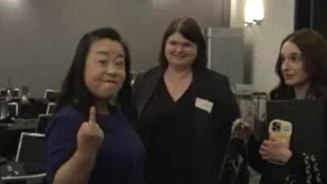 Pollie flips the bird at reporter