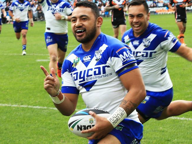 Krisnan Inu scores for the Bulldogs.