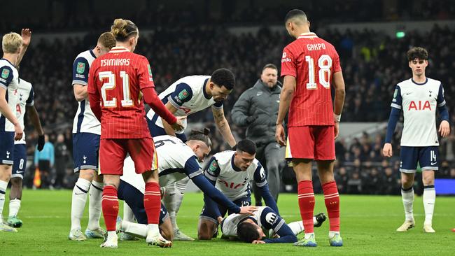 Players react as an injured Tottenham Hotspur's Uruguayan midfielder #30 Rodrigo Bentancur lays on the pitch. (Photo by JUSTIN TALLIS / AFP)