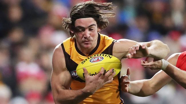 SYDNEY, AUSTRALIA - JUNE 11: Jai Newcombe of the Hawks is challenged by TomÃÂ Papley of the Swans during the round 13 AFL match between the Sydney Swans and the Hawthorn Hawks at Sydney Cricket Ground on June 11, 2021 in Sydney, Australia. (Photo by Matt King/AFL Photos/via Getty Images)