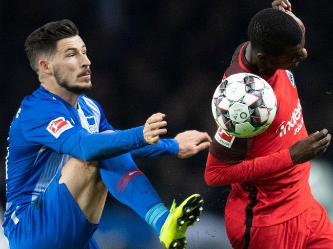Berlin´s Australian midfielder Mathew Leckie (L) and Frankfurt´s French defender Evan N'Dicka vie for the ball during the German first division Bundesliga football match between Hertha Berlin v Eintracht Frankfurt at the Olympic stadium in Berlin on December 8, 2018. (Photo by ROBERT MICHAEL / AFP) / RESTRICTIONS: DFL REGULATIONS PROHIBIT ANY USE OF PHOTOGRAPHS AS IMAGE SEQUENCES AND/OR QUASI-VIDEO