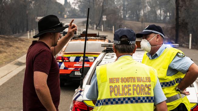 Lake Conjola Police with residents as the exodus from the South Coast continues. Picture: Darren Leigh Roberts