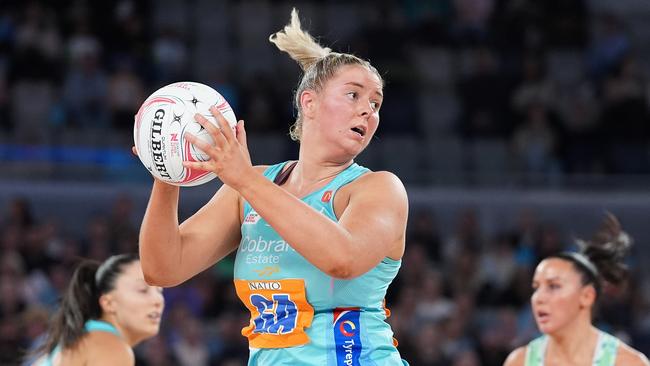 MELBOURNE, AUSTRALIA - APRIL 27: Eleanor Cardwell of the Mavericks looks to pass the ball during the round three Super Netball match between Melbourne Mavericks and West Coast Fever at John Cain Arena, on April 27, 2024, in Melbourne, Australia. (Photo by Daniel Pockett/Getty Images)
