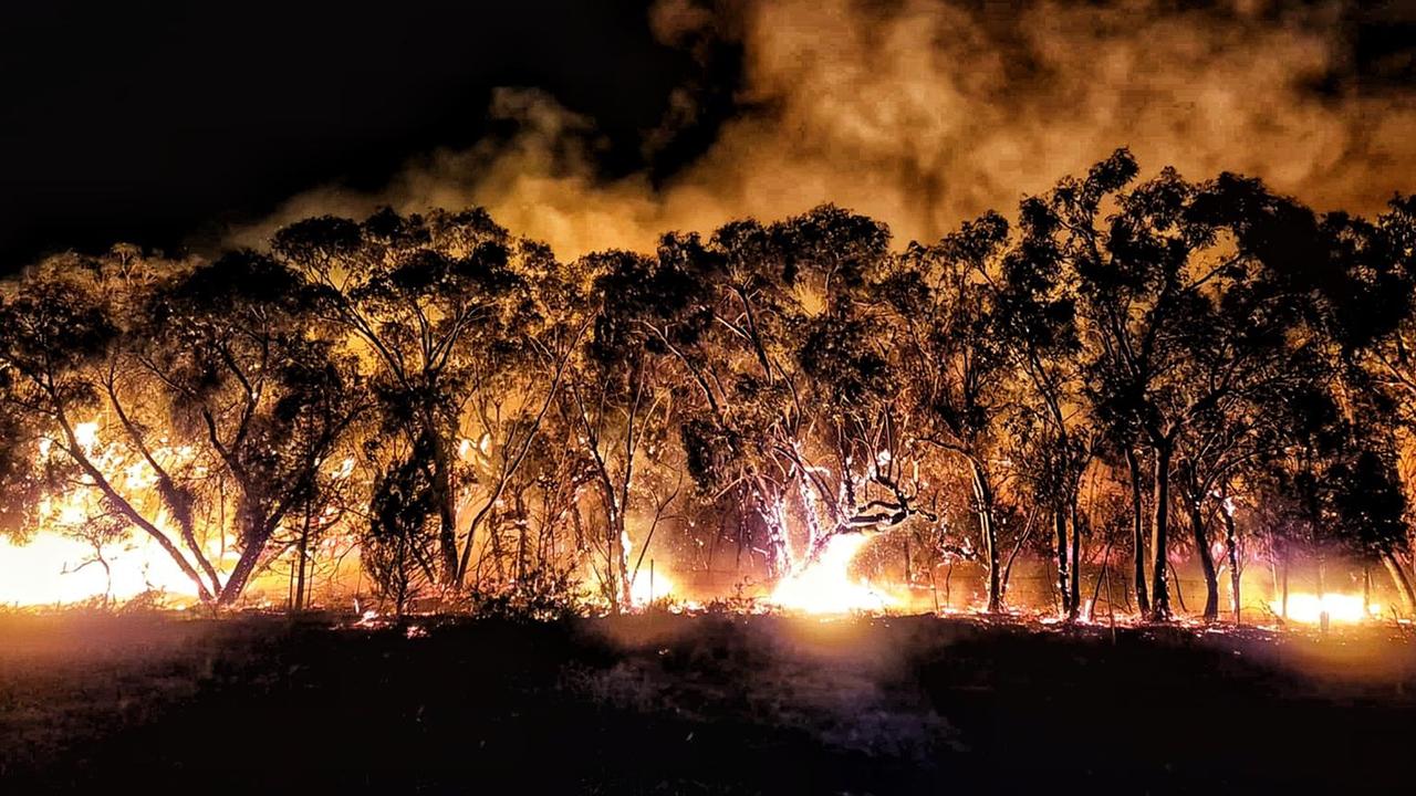 ‘Leave now’: Warning for Grampians as bushfires spread