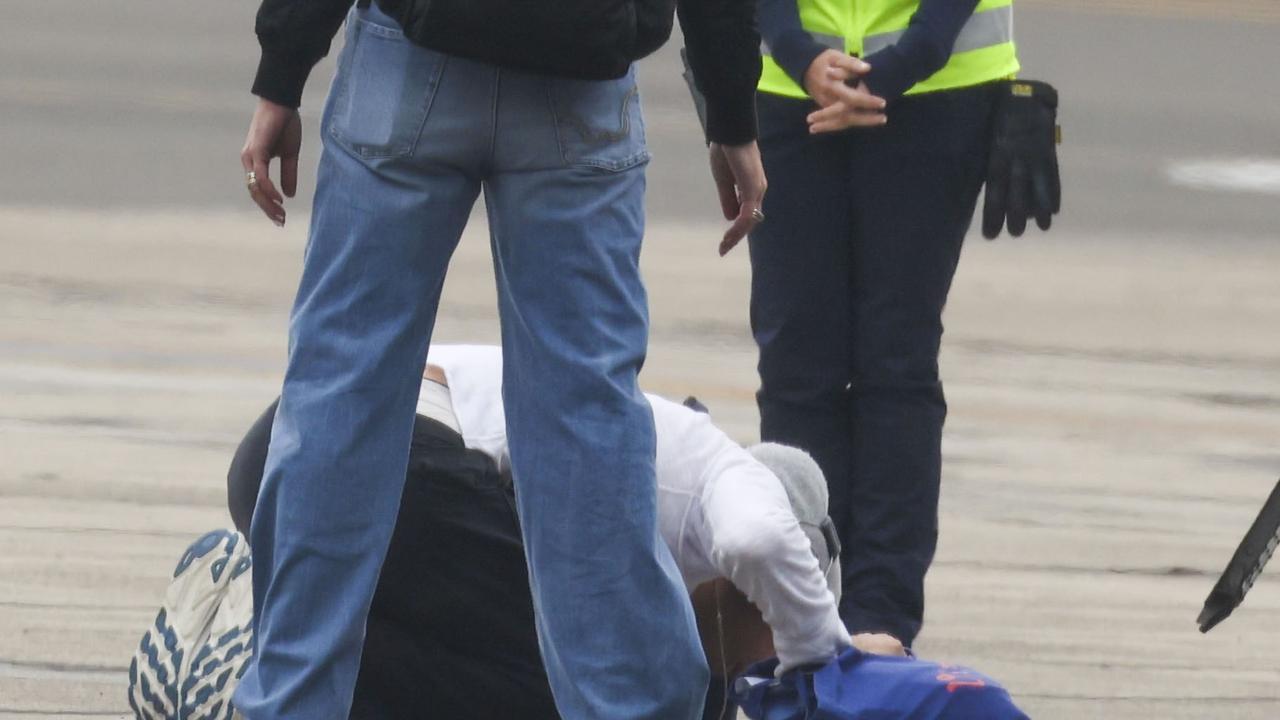 Chris Martin does unthinkable at Syd airport