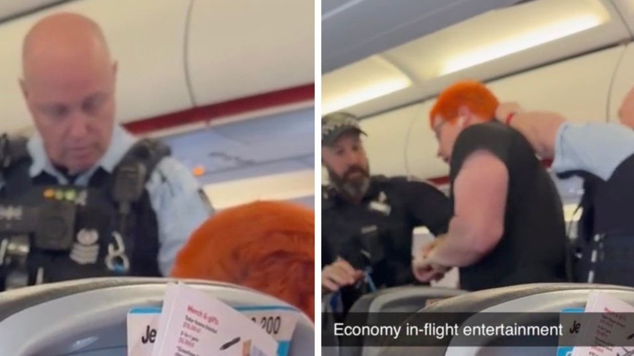 Moment cops haul passenger off Jetstar flight